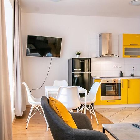 Yellow Apartment オストラヴァ エクステリア 写真