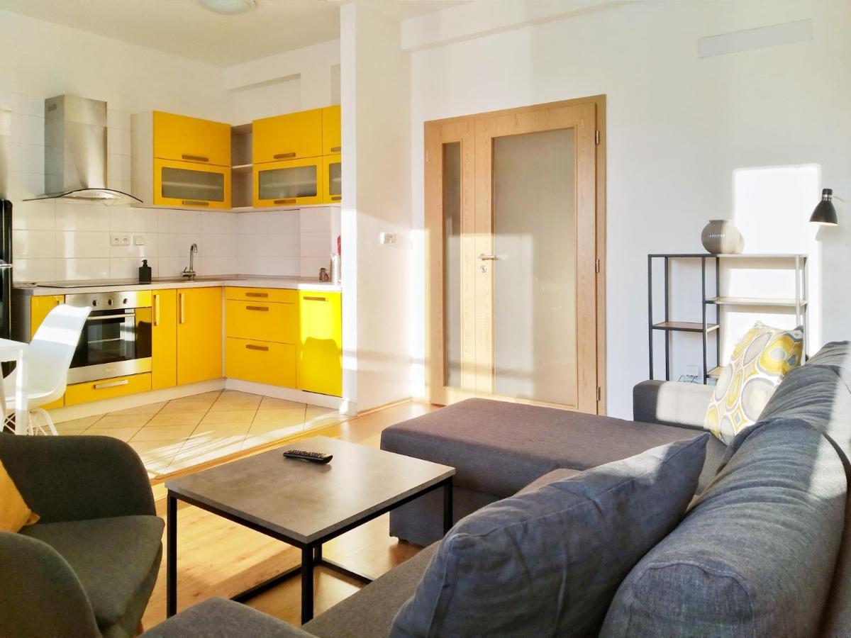 Yellow Apartment オストラヴァ エクステリア 写真