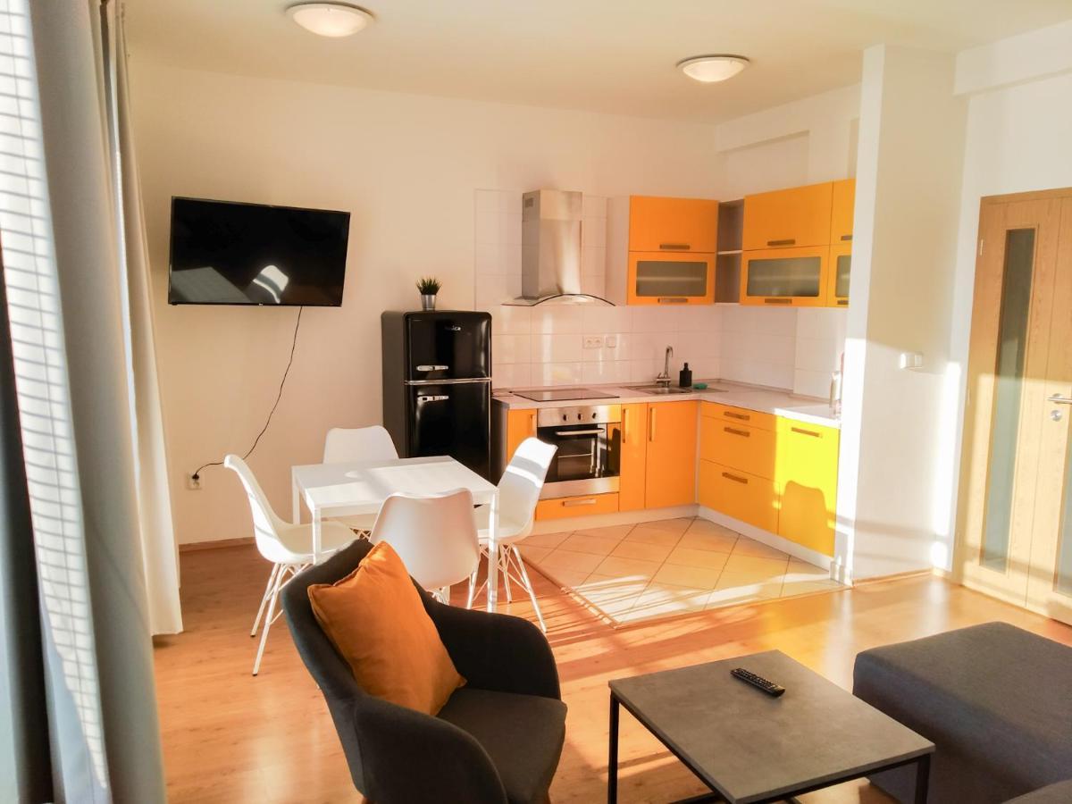 Yellow Apartment オストラヴァ エクステリア 写真