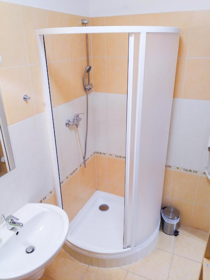 Yellow Apartment オストラヴァ エクステリア 写真