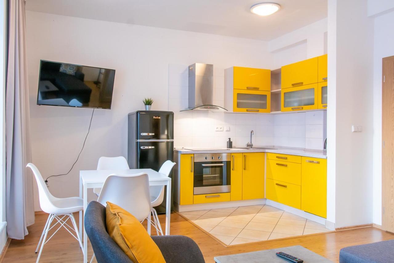 Yellow Apartment オストラヴァ エクステリア 写真