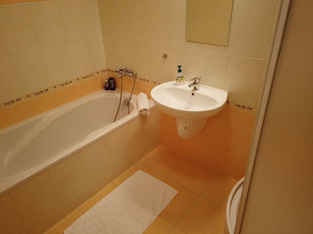 Yellow Apartment オストラヴァ エクステリア 写真